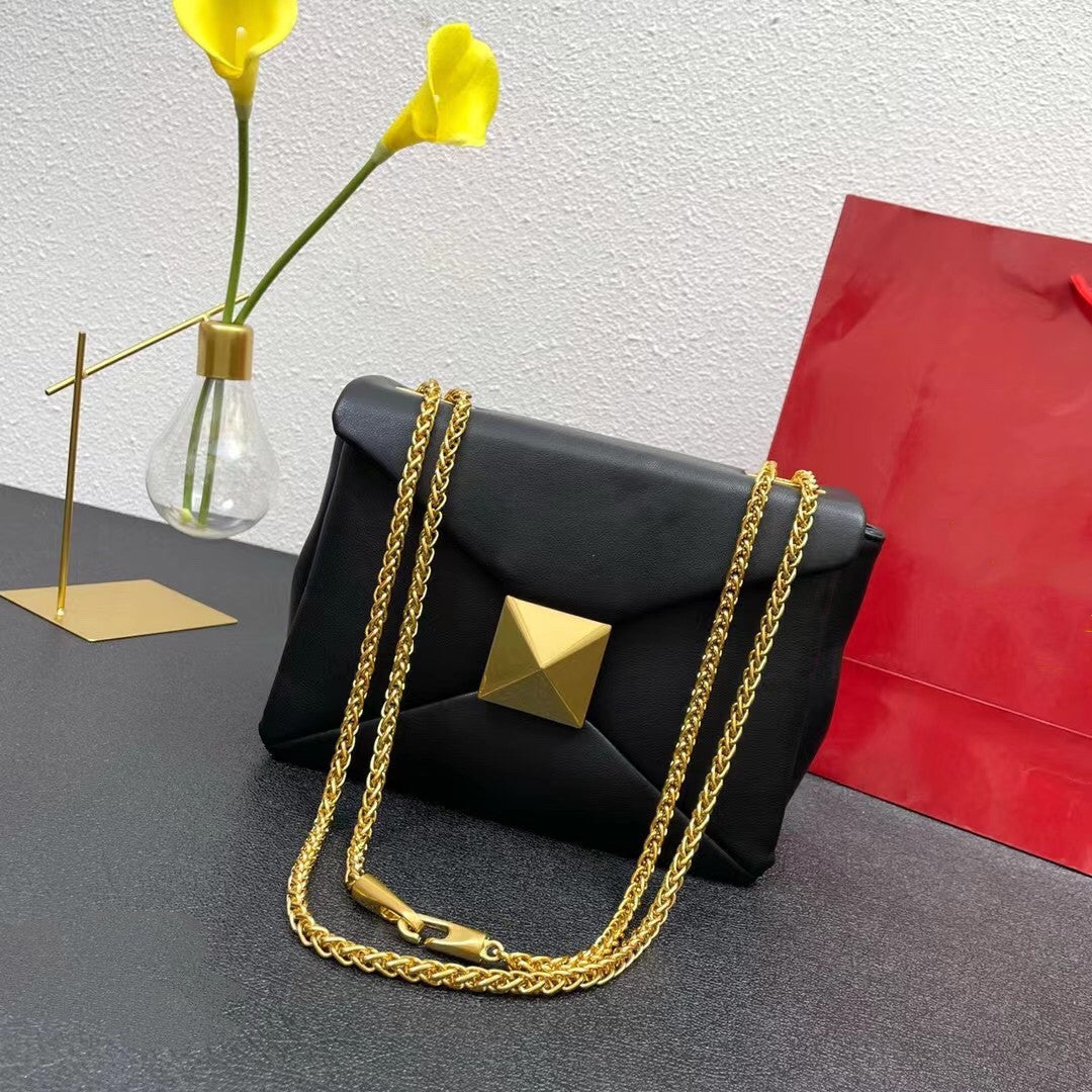 Bolso de mano grande con cadena y remaches de latón retro a juego para mujer