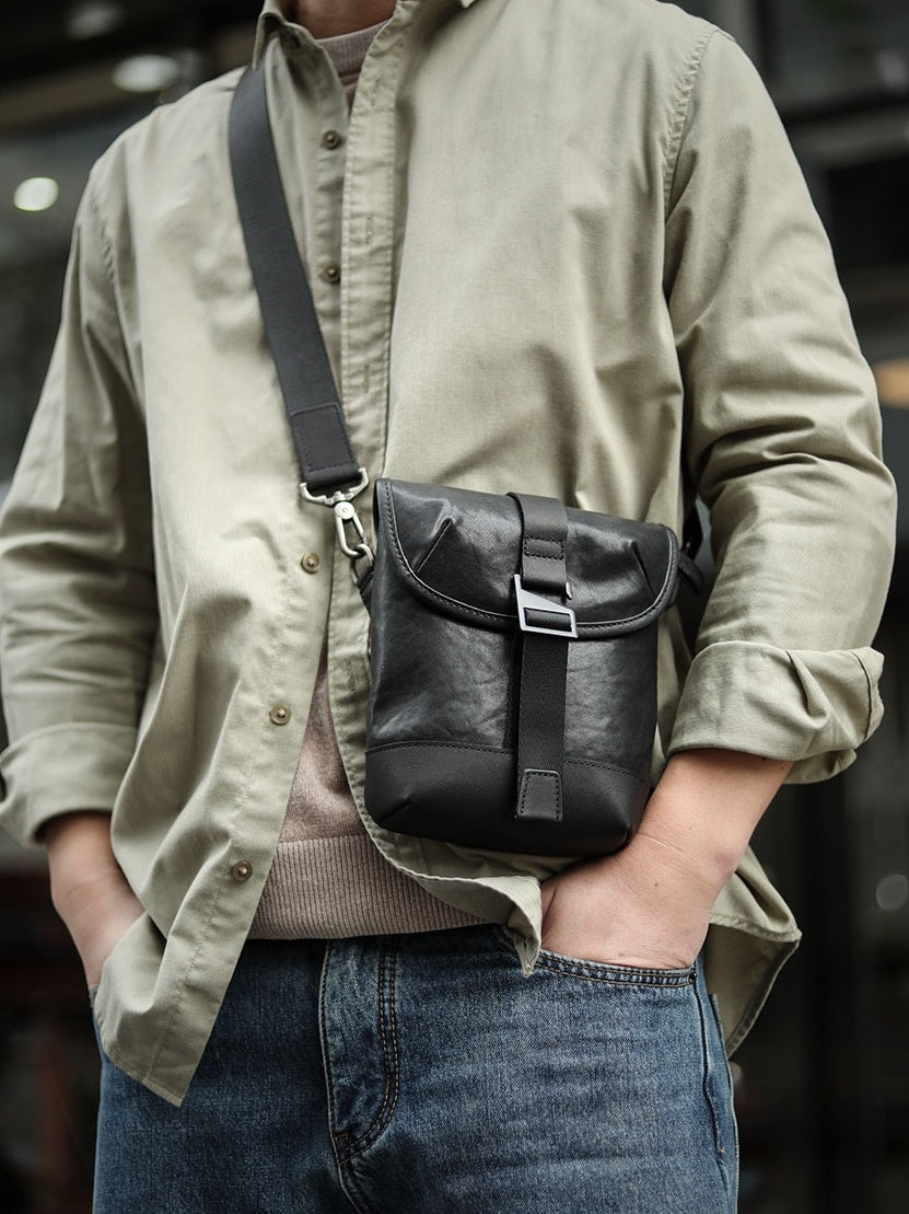 Bolso mini de cuero con un solo hombro y abertura oblicua para hombre