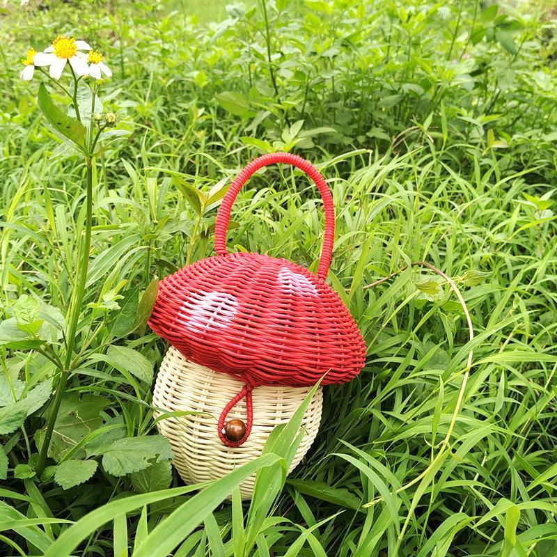 Bolso de mano con forma de hongo tejido a mano