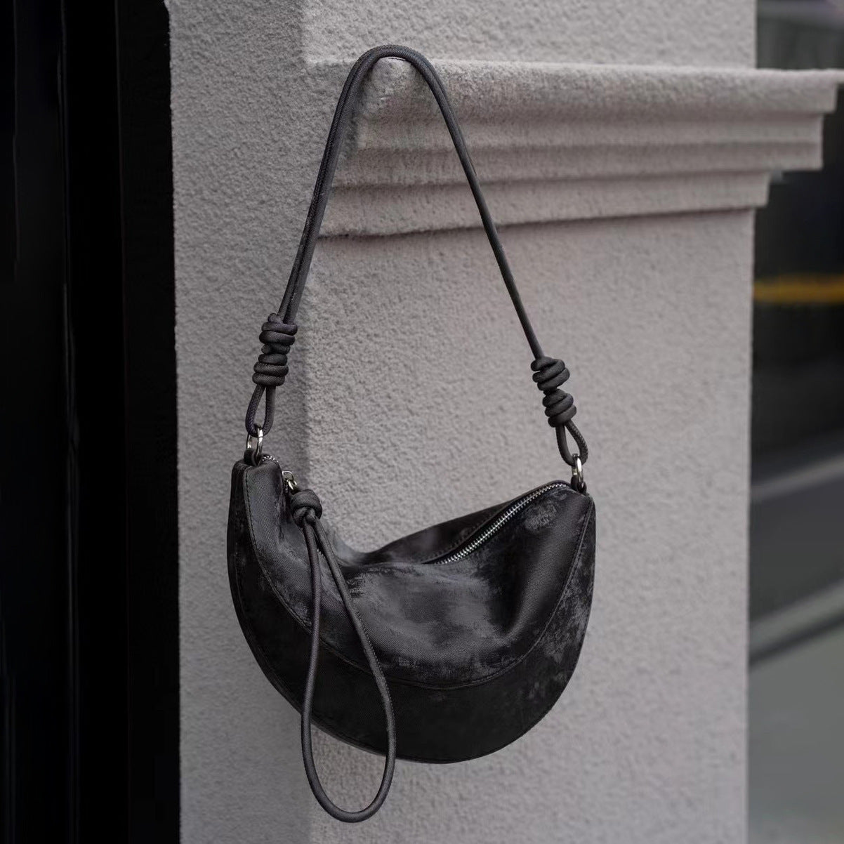 Sac messager à bandoulière tendance en cuir de vachette avec couche supérieure d'été