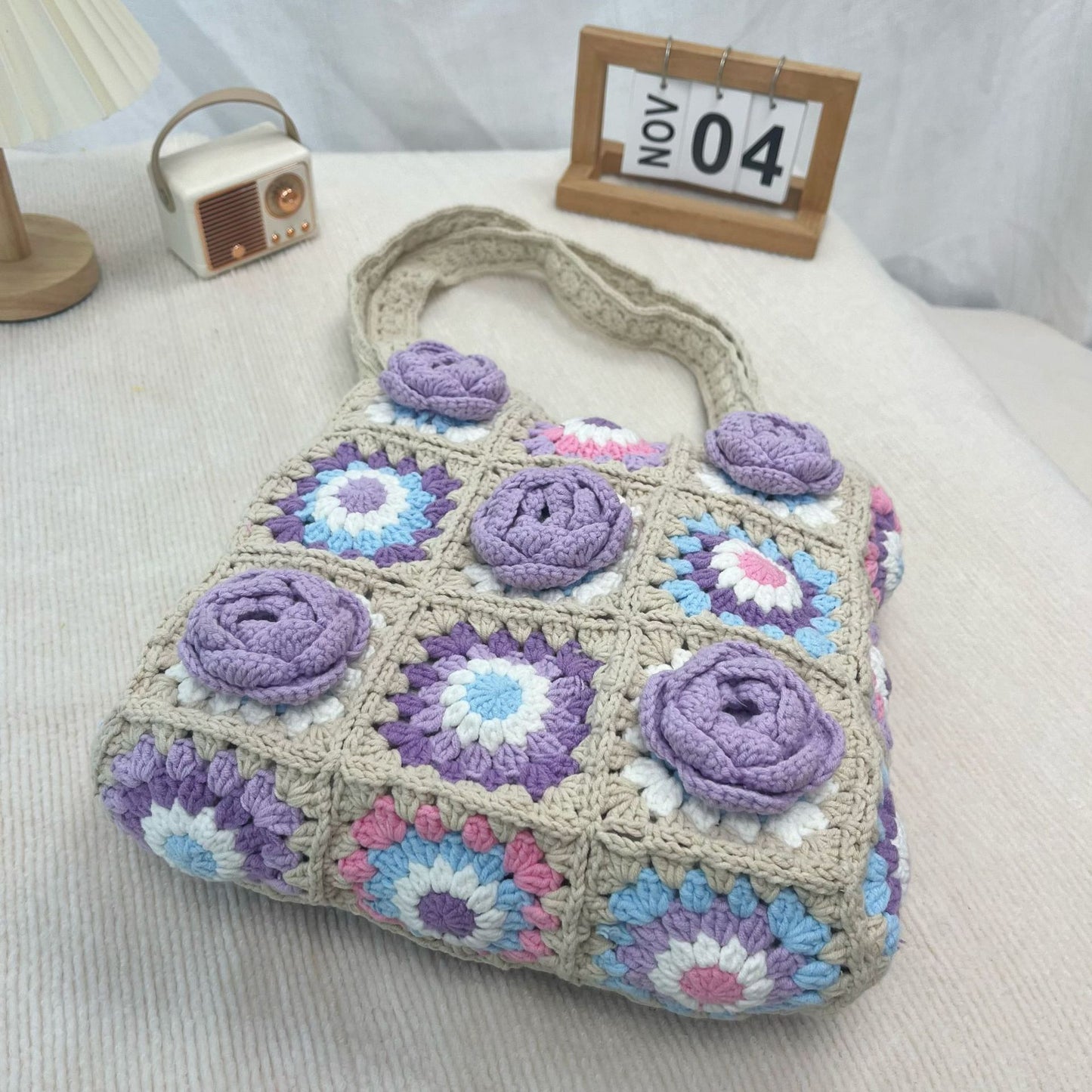 Sac à bandoulière en laine crochetée à la main créative avec motif floral tridimensionnel