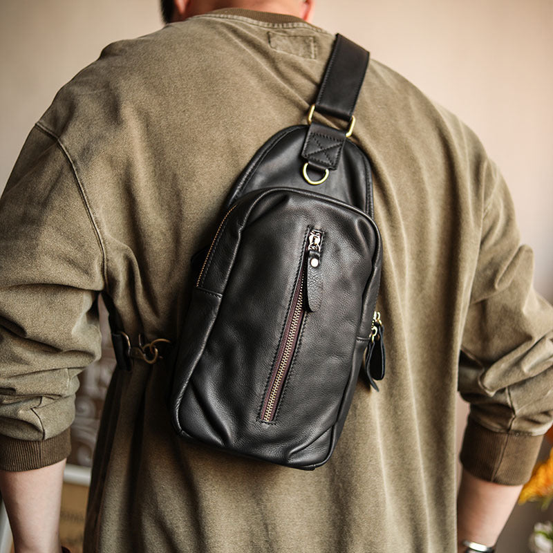 El bolso bandolera de un solo hombro para hombre es versátil