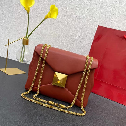 Bolso de mano grande con cadena y remaches de latón retro a juego para mujer