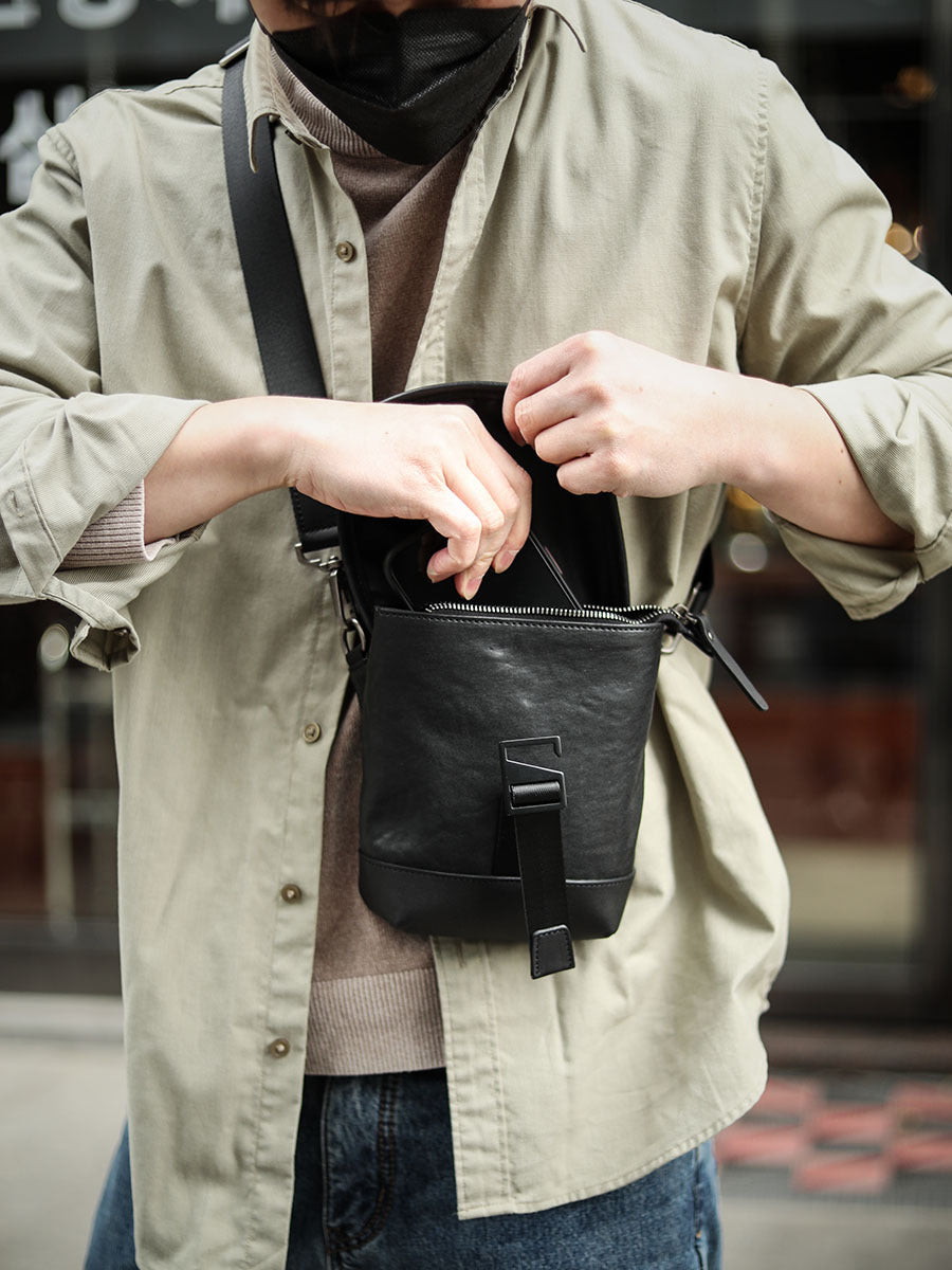 Bolso mini de cuero con un solo hombro y abertura oblicua para hombre