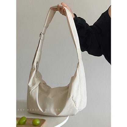 Sac à main à bandoulière en forme de croissant en coton et lin moelleux avec remplissage de riz et nuages ​​blancs